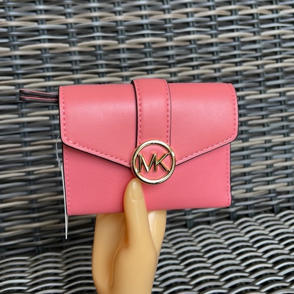 MICHAEL KORS CARMEN MEDIUM LOGO AND FAUX LEATHER WALLET GRAPEFRUIT - Picture 16 of 16